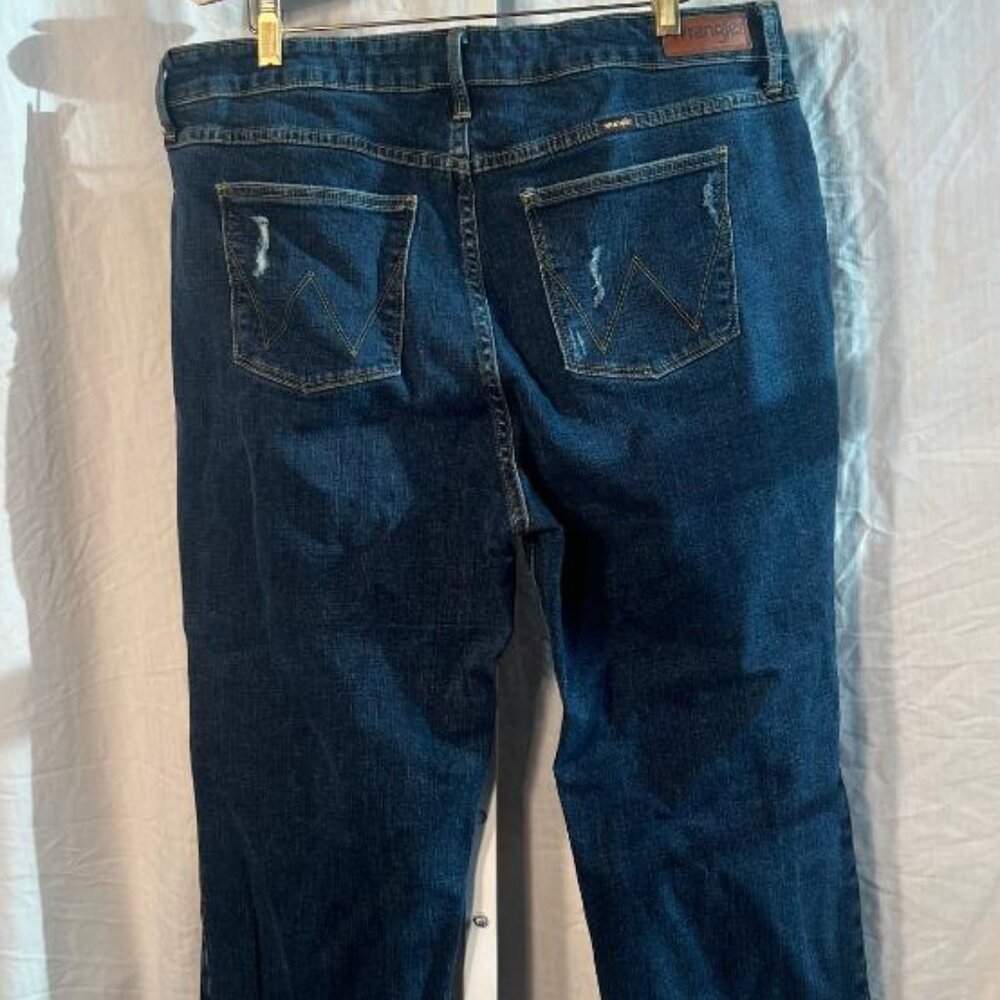 Wrangler High Rise True Straight Crop in Medium Wash - Size 16